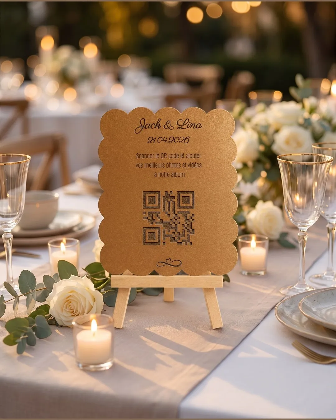 Un support gravé posé sur une table de mariage, ouvrant la galerie privée